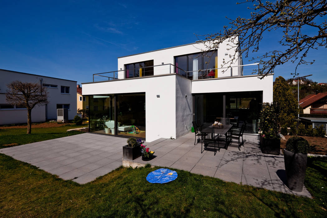 Neubau Einfamilienhaus mit Doppelgarage in Lorch, Baden-Württemberg, brügel_eickholt architekten gmbh brügel_eickholt architekten gmbh 모던스타일 주택