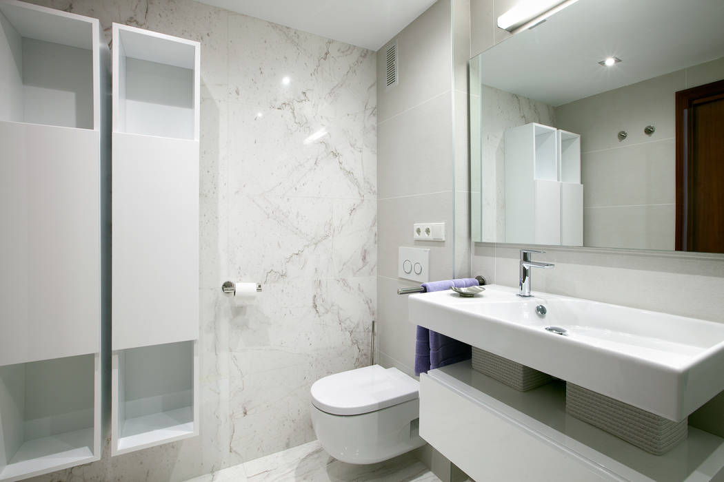 Baño contemporaneo diseño L'AGABE Interiorismo. L'AGABE Baños de estilo mediterráneo Espejo,Arreglo de tubería,Lavabo,Propiedad,Grifo,Lavabo del baño,blanco,Cuarto de baño,Edificio,Púrpura