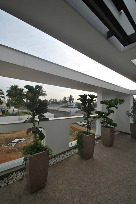 Mr & Mrs Pannerselvam's Residence, Muraliarchitects Muraliarchitects Modern balcony, veranda & terrace