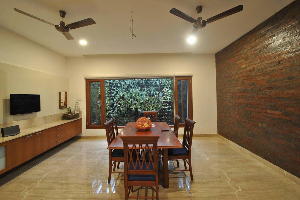 Mr & Mrs Pannerselvam's Residence, Muraliarchitects Muraliarchitects Modern dining room Furniture,Property,Ceiling fan,Table,Picture frame,Chair,Wood,Lighting,Interior design,Floor