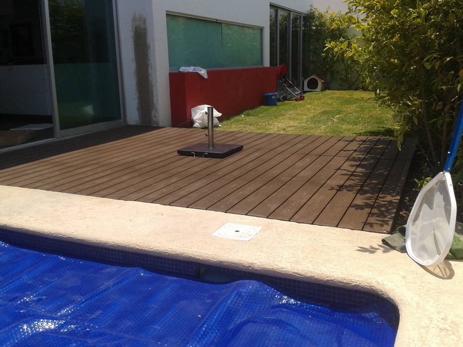 Decks en albercas con WPC Innover, Grupo Boes Grupo Boes Pool