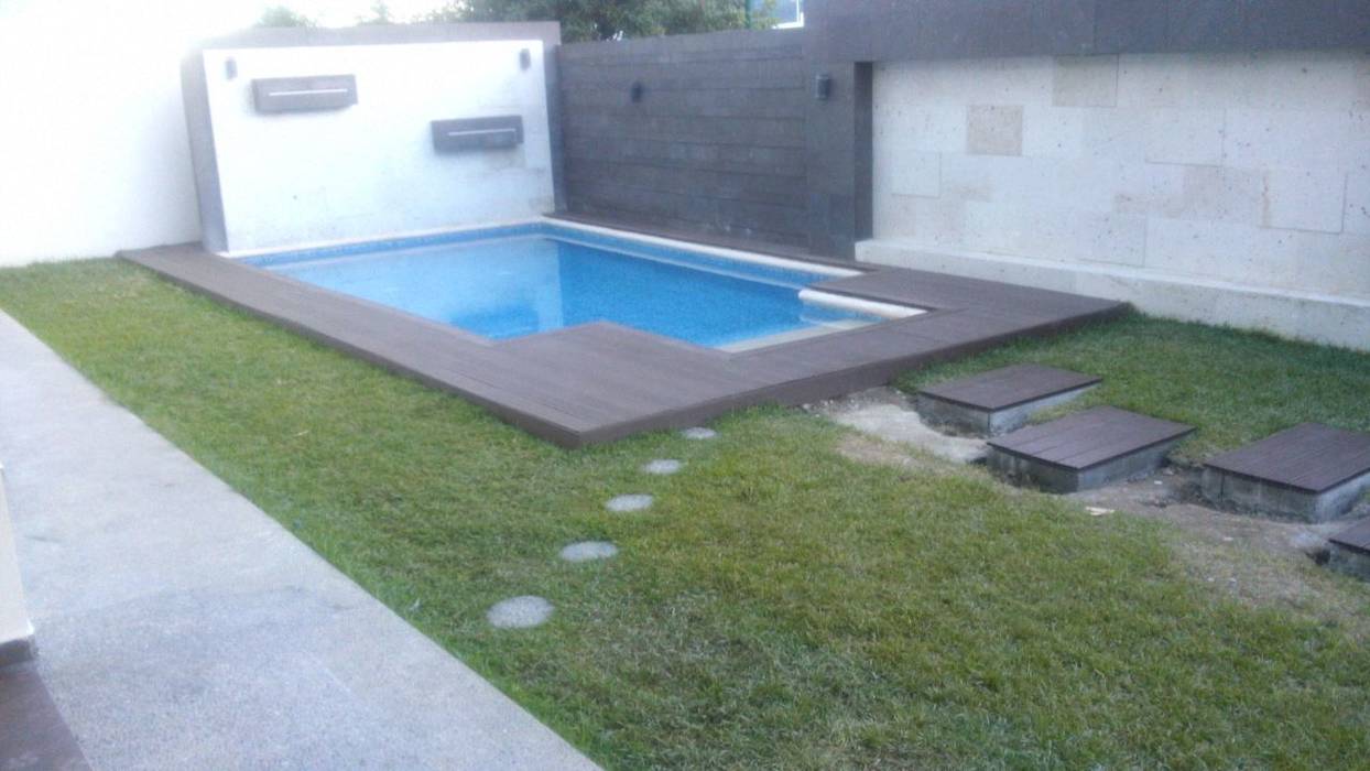 Decks en albercas con WPC Innover, Grupo Boes Grupo Boes Tropical style pool