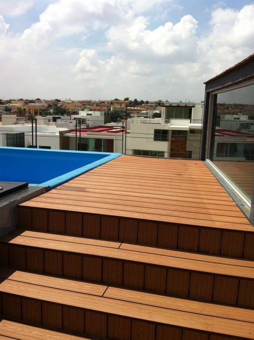 Decks en albercas con WPC Innover, Grupo Boes Grupo Boes Tropical style pool