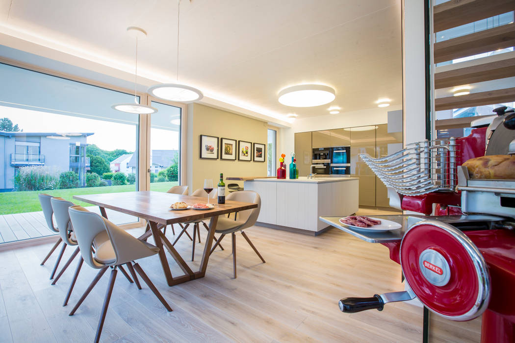 Individuelles Traumhaus: Musterhaus in Bad Vilbel, ARKITURA GmbH ARKITURA GmbH モダンデザインの ダイニング