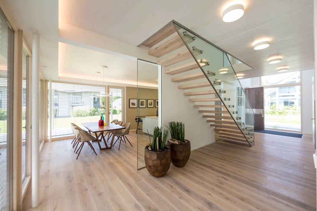 Individuelles Traumhaus: Musterhaus in Bad Vilbel, ARKITURA GmbH ARKITURA GmbH Pasillos, vestíbulos y escaleras modernos