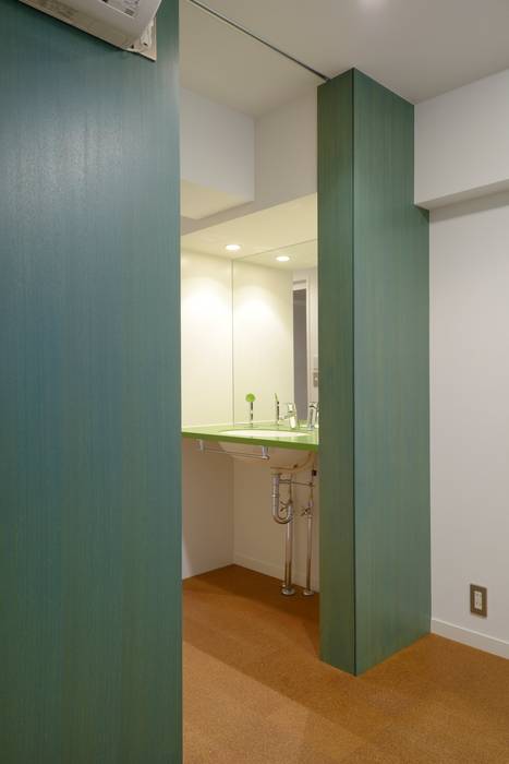 グリーンの壁 ティー・ケー・ワークショップ一級建築士事務所 ミニマルスタイルの お風呂・バスルーム
