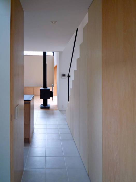 木立に佇む家, 設計事務所アーキプレイス 設計事務所アーキプレイス 北欧スタイルの 玄関&廊下&階段