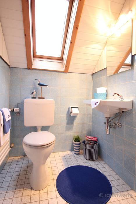 WC nach dem Home Staging raumwerte Home Staging Badezimmer im Landhausstil Sanitärarmatur,Eigentum,Gebäude,Waschbecken,Violett,Blau,Badezimmer,Holz,Beleuchtung,Zapfhahn