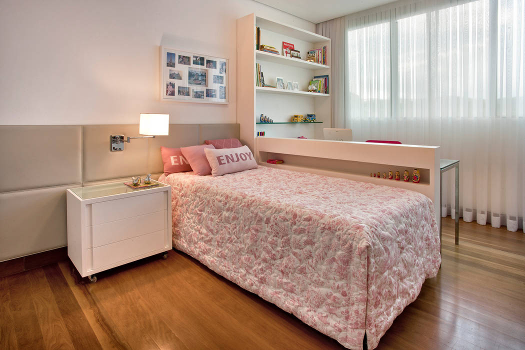 Quarto da Filha Lage Caporali Arquitetas Associadas Quarto infantil moderno Janela,Cortina de janela,Conforto,Madeira,Almofada,Design de interiores,Andar,Armação de cama,Pisos,Sombra