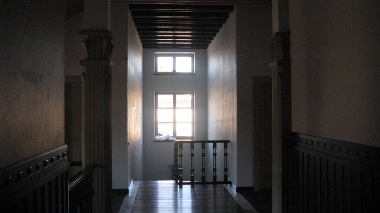 Частный дом, Архитектор Владимир Калашников Архитектор Владимир Калашников Classic style corridor, hallway and stairs