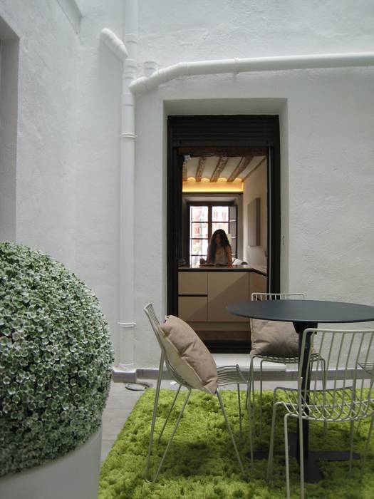 Reforma de vivienda en el Centro de Pamplona, Rooms de Cocinobra Rooms de Cocinobra Jardines de estilo minimalista