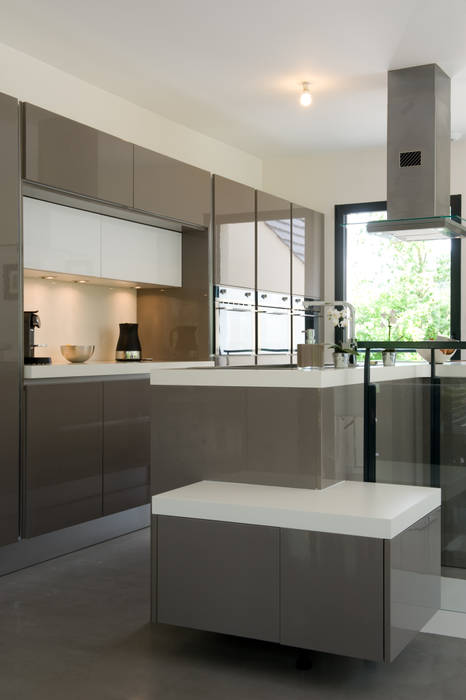 cuisine contemporaine laqué Corde plan de travail corian , LA CUISINE DANS LE BAIN SK CONCEPT LA CUISINE DANS LE BAIN SK CONCEPT Modern kitchen