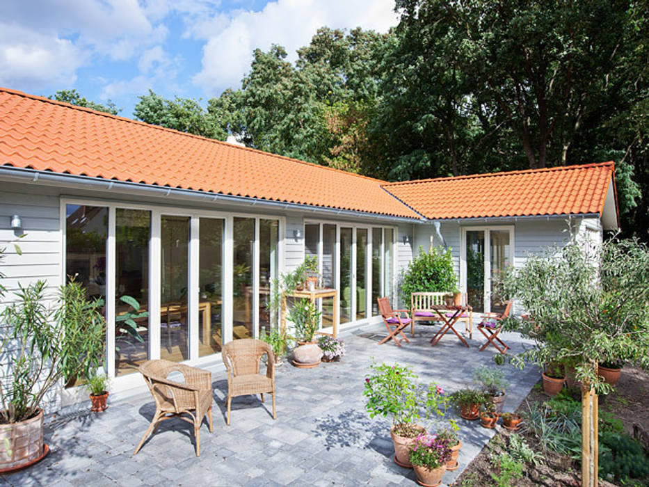 BUNGALOW IN FALKENSEE III, Müllers Büro Müllers Büro Country style balcony, porch & terrace