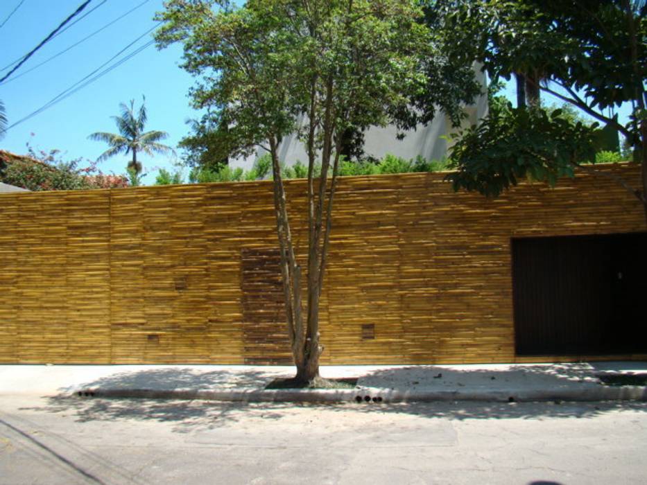 Fachada de Réguas de bambu autoclavado- Projeto Arq. Isay Weinfeld, BAMBU CARBONO ZERO BAMBU CARBONO ZERO กำแพง