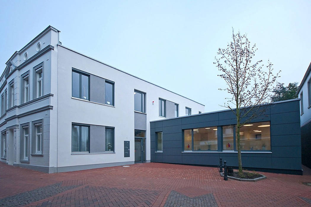 alte Fassade mit neuer Praxis, Lecke Architekten Lecke Architekten Commercial spaces Clinics