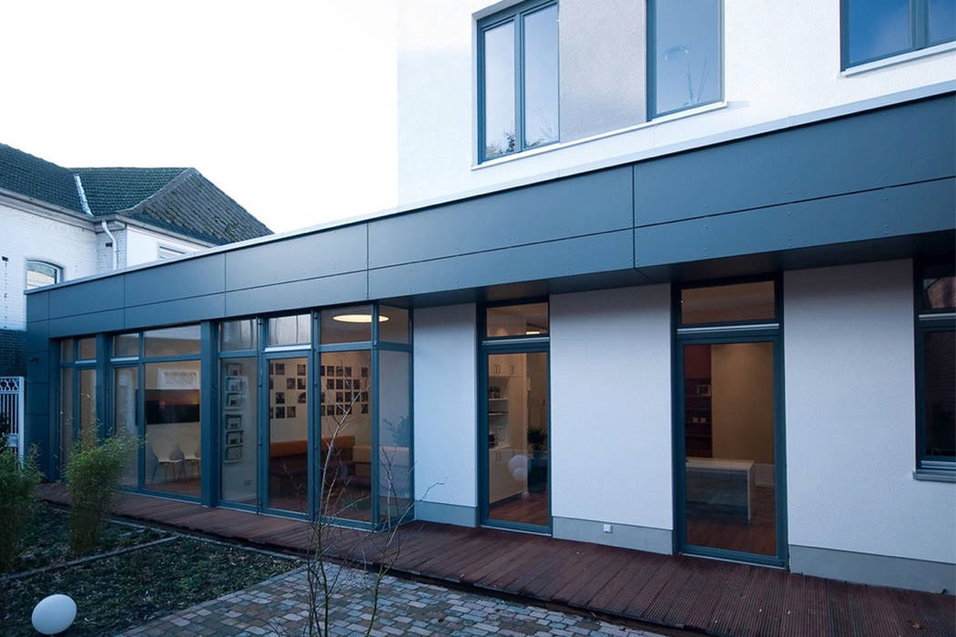alte Fassade mit neuer Praxis, Lecke Architekten Lecke Architekten Commercial spaces Clinics