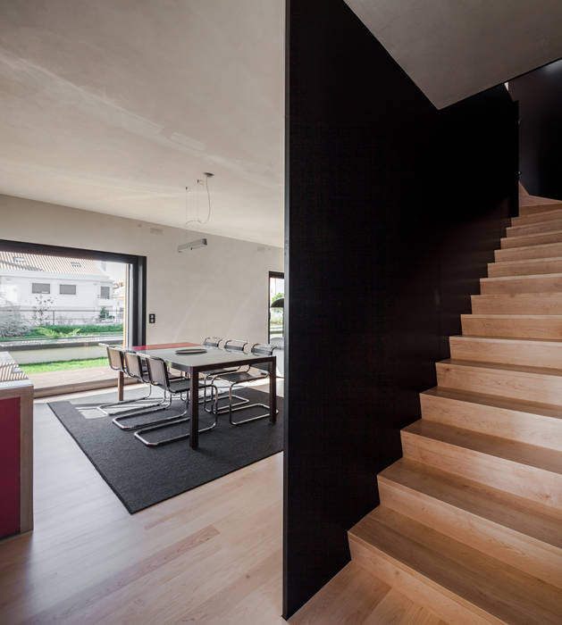 Four villas condominium in Queijas, Oeiras, Estúdio Urbano Arquitectos Estúdio Urbano Arquitectos Minimalist corridor, hallway & stairs
