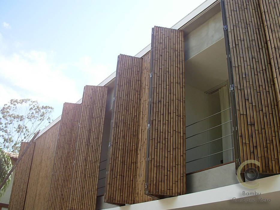 Casa Ilha Bela Márcio Kogan, BAMBU CARBONO ZERO BAMBU CARBONO ZERO Tropical style windows & doors