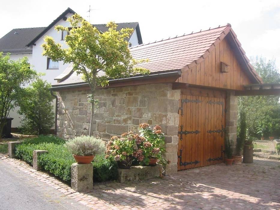 Sandsteinmauerwerk Natur-Stein-Garten Garagen & Schuppen im Landhausstil Anlage,Gebäude,Blume,Himmel,Haus,Blumentopf,Baum,Grundstück,Gras,Fenster