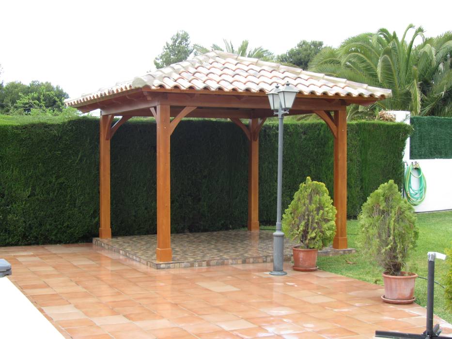 Cenador de madera a cuatro aguas, Ático y Jardín Ático y Jardín Jardines de estilo clásico