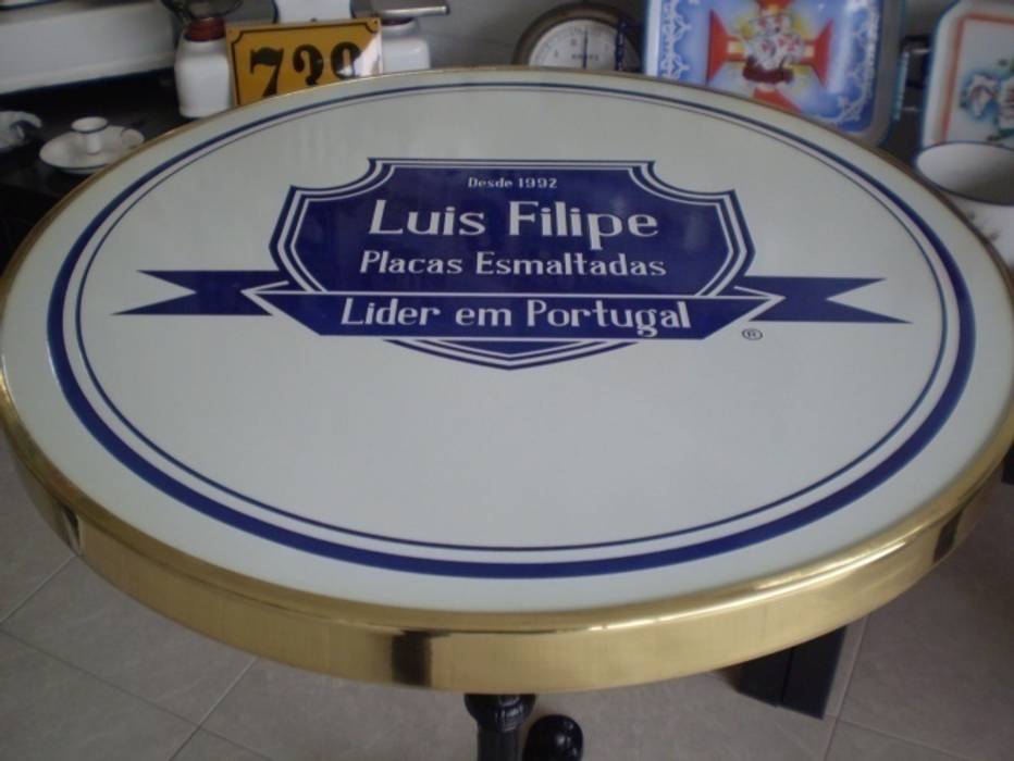 Tampo de mesa esmaltado LUIS FILIPE TATO - PLACAS ESMALTADAS UNIPESSOAL LDA Varandas, marquises e terraços clássicas Mobiliário