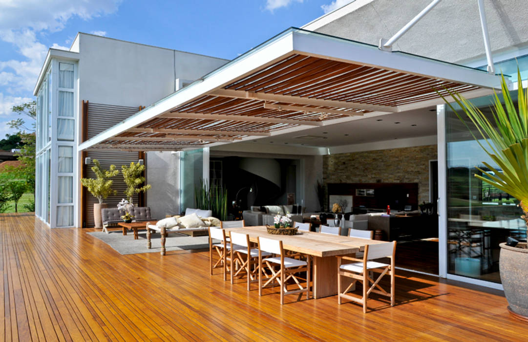 Pérgola Maurício Queiróz Varandas, alpendres e terraços modernos Mobiliário,Plantar,Tabela,Céu,Prédio,Sombra,Janela,Cadeira,Nuvem,Madeira