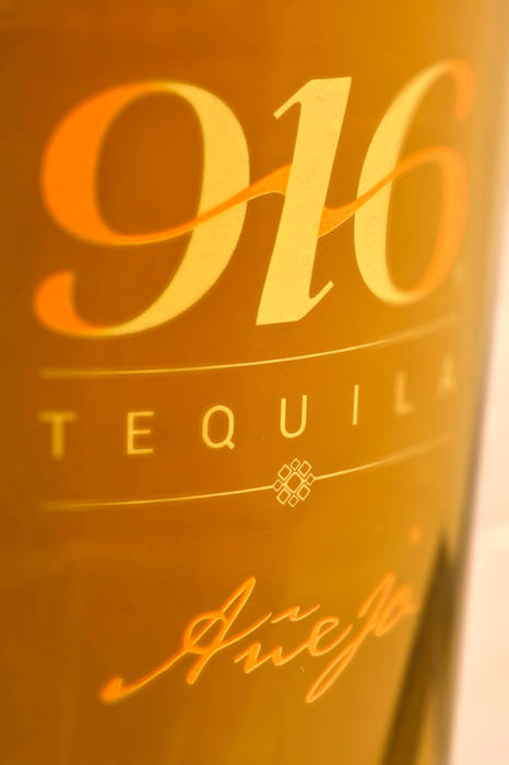 Detalle botella Tequila 916 añejo Disémica Otros espacios Piezas de Arte