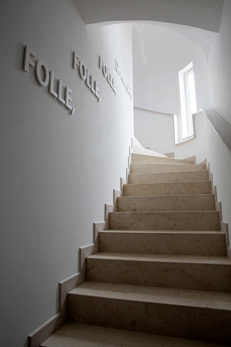 Casa Monte di Procida: Una casa dei primi del novecento su due piani con ampia vista sul mare, PDV studio di progettazione PDV studio di progettazione Pasillos, vestíbulos y escaleras de estilo moderno
