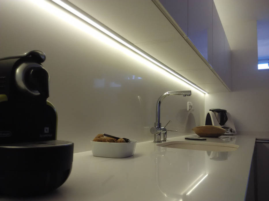 Una cocina con estilo abierta al comedor con zona office, femcuines femcuines Modern Kitchen