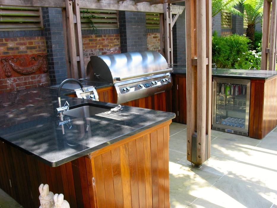 view of sink, BBQ and fridge wood-fired oven Сад в классическом стиле