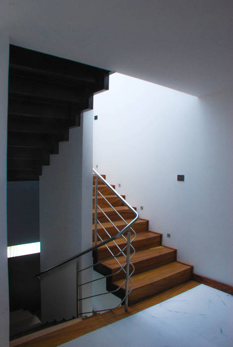 Casa J&J, [TT ARQUITECTOS] [TT ARQUITECTOS] Pasillos, vestíbulos y escaleras modernos