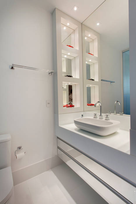 homify Modern bathroom