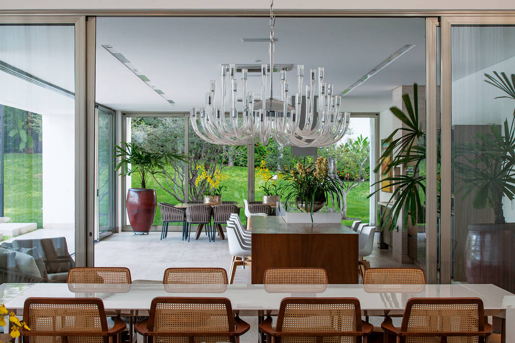 TB House, Aguirre Arquitetura Aguirre Arquitetura Minimalist dining room