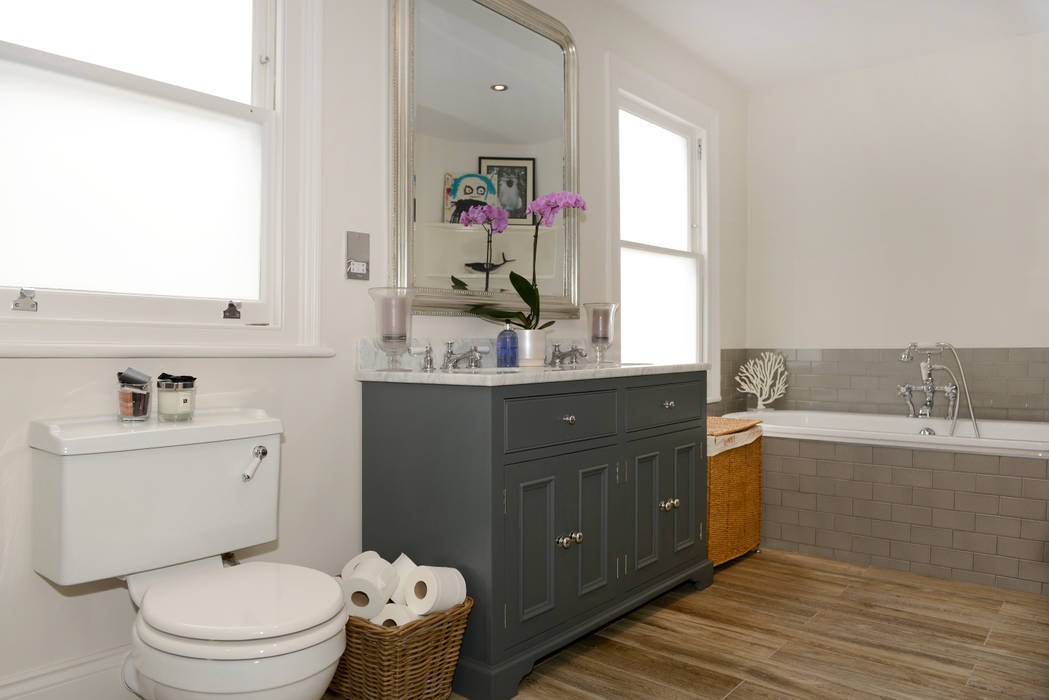 Family Home: Complete refurbishment of a Victorian Family Home in South West London, Ruth Noble Interiors Ruth Noble Interiors Classic style bathroom