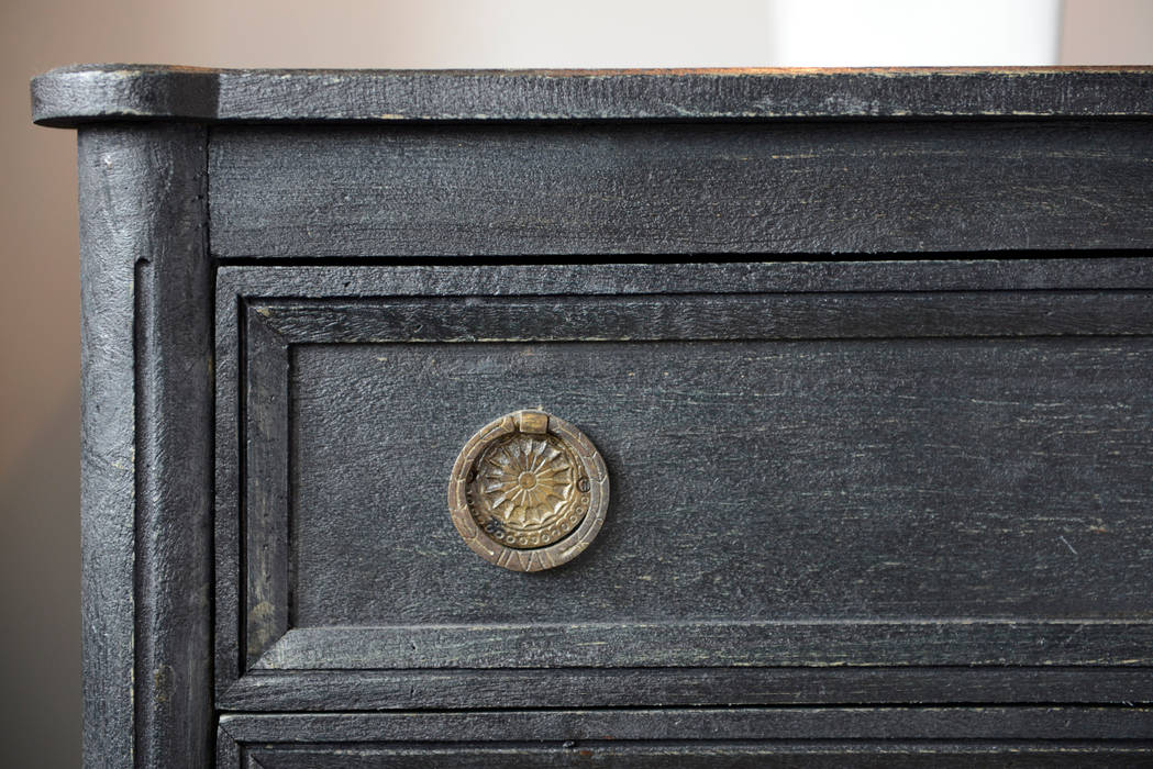 Family Home: Complete refurbishment of a Victorian Family Home in South West London, Ruth Noble Interiors Ruth Noble Interiors Kamar Tidur Klasik Bedside tables