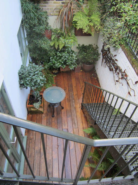 Basement garden space. Greenmans Yard Rustic style balcony, veranda & terrace