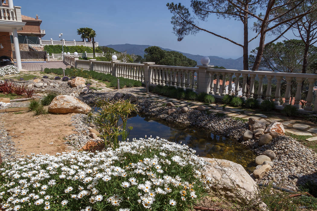 Detalle estanque LANDSHAFT Jardines de estilo mediterráneo