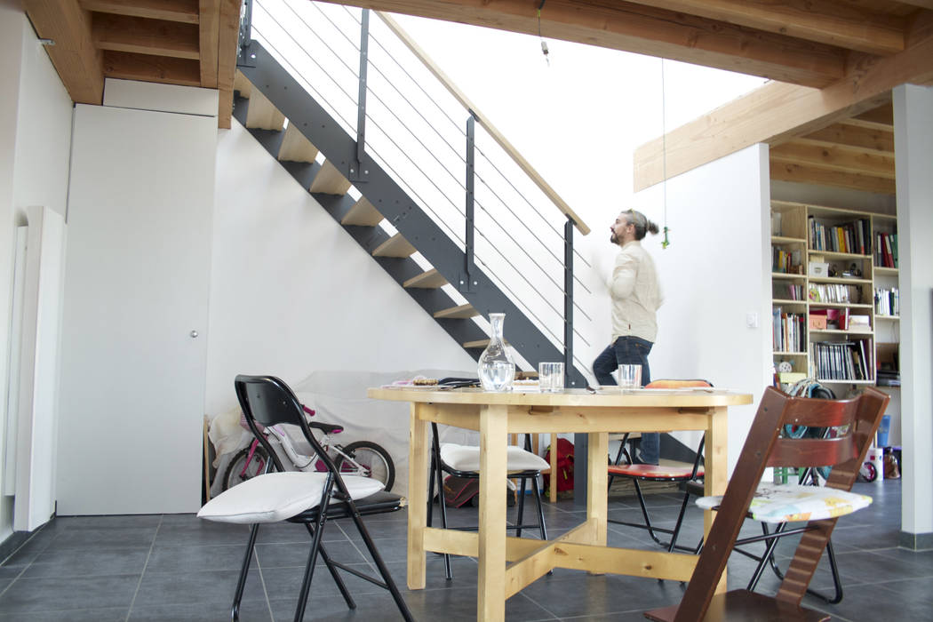 maison bioclimatique, ATELIER ARTEFAKT ATELIER ARTEFAKT Couloir, entrée, escaliers modernes