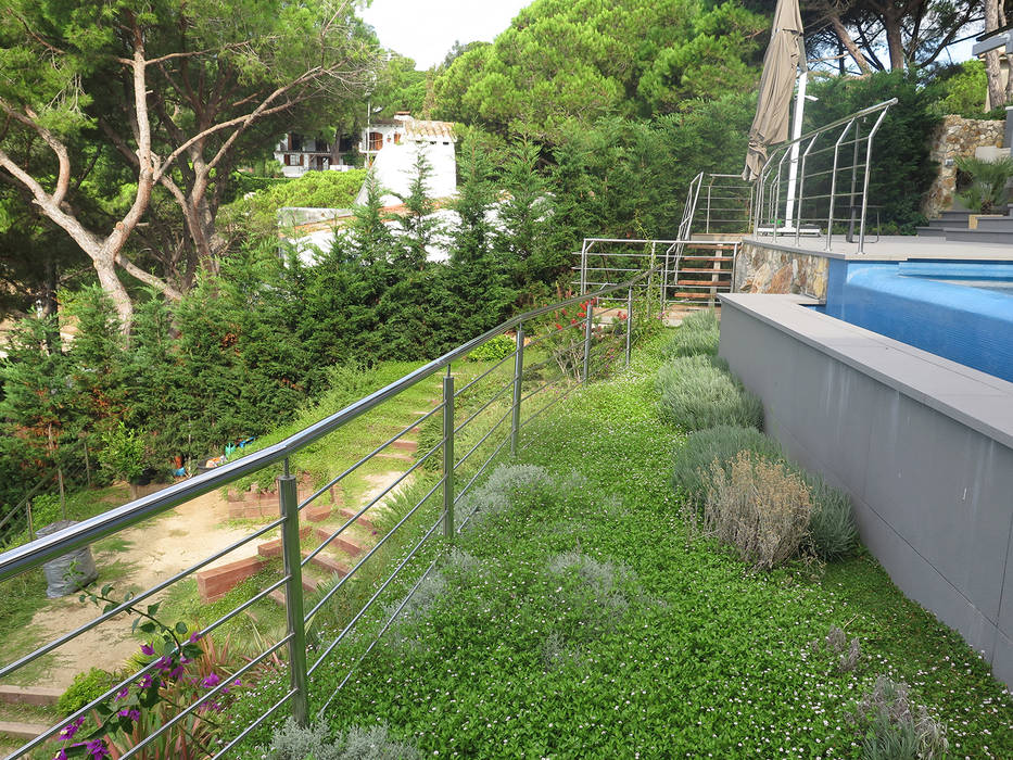 Vegetación desbordante LANDSHAFT Jardines de estilo mediterráneo