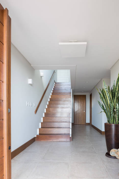 Casa Beira Mar - Seferin Arquitetura Seferin Arquitetura Corredores, halls e escadas modernos