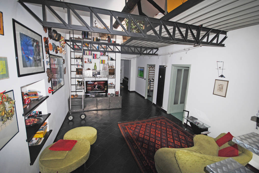 Rifunzionalizzazione di un appartamento di sottotetto in centro storico, ARCHILOCO studio associato ARCHILOCO studio associato Living room
