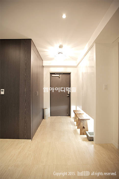 이태원 청화아파트 58평형, MID 먹줄 MID 먹줄 Pasillos, vestíbulos y escaleras de estilo moderno