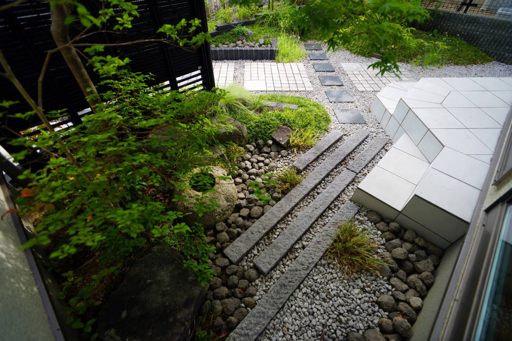 裏表つながるモノトーンな庭 2010～, にわいろＳＴＹＬＥ にわいろＳＴＹＬＥ Jardines de estilo ecléctico