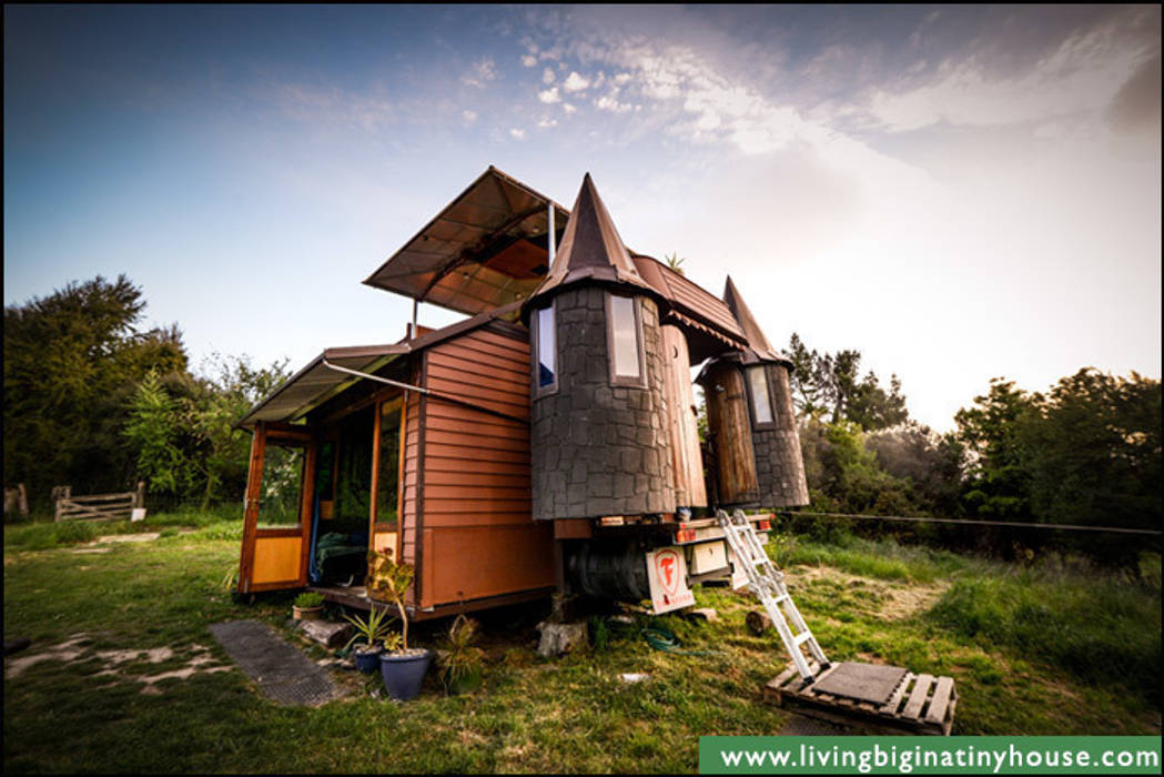 Transforming Castle Truck, Living Big in a Tiny House Living Big in a Tiny House Дома в эклектичном стиле