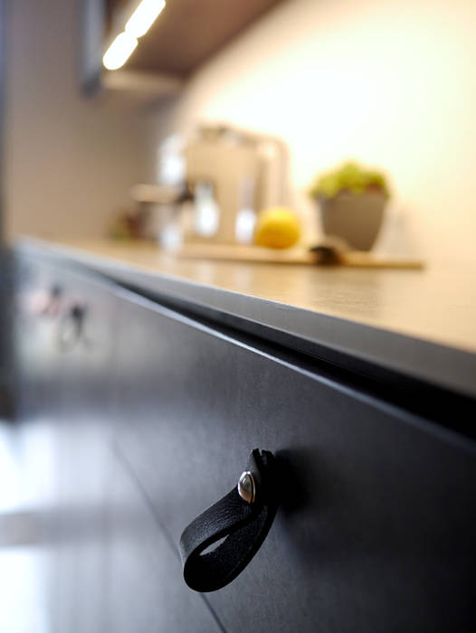 KITCHEN NOIRE, van risk van risk Minimalist kitchen