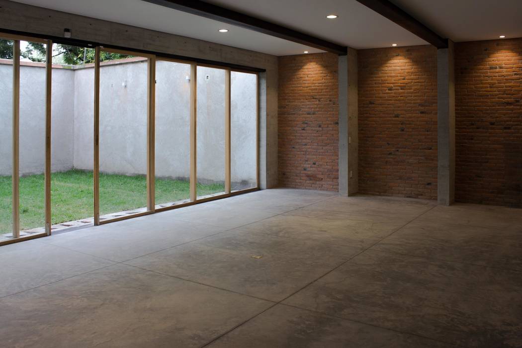 Sala / Comedor, con vista a jardín trasero. ludens Comedores modernos