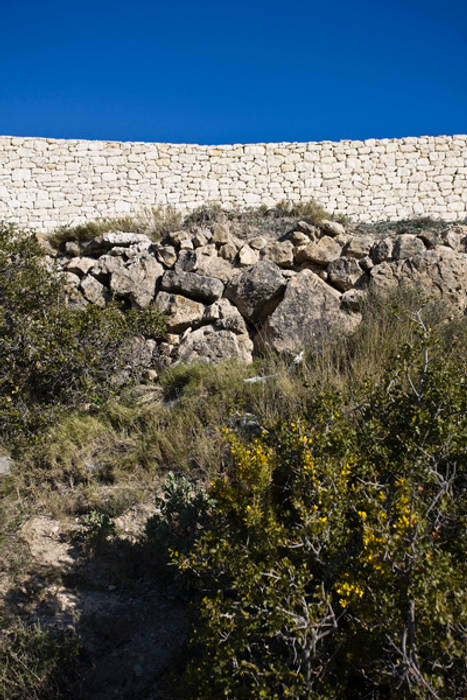 Mimetizada con el entorno Tomás Amat Estudio de Arquitectura Casas de estilo rural