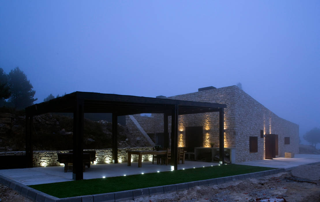 Casa en la montaña (CASA DE LA TORRE), Tomás Amat Estudio de Arquitectura Tomás Amat Estudio de Arquitectura Дома в стиле кантри