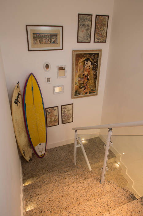 Residencia de Surfista, Marcos Contrera Arquitetura & Interiores Marcos Contrera Arquitetura & Interiores Tropical style corridor, hallway & stairs