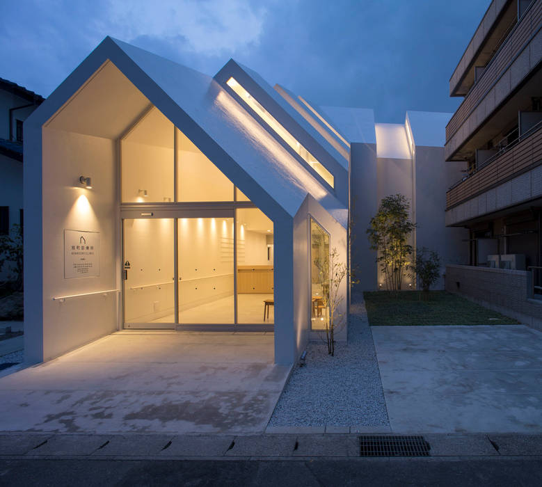 EVENING VIEW OF EXTERIOR hkl studio Commercial spaces Clinics